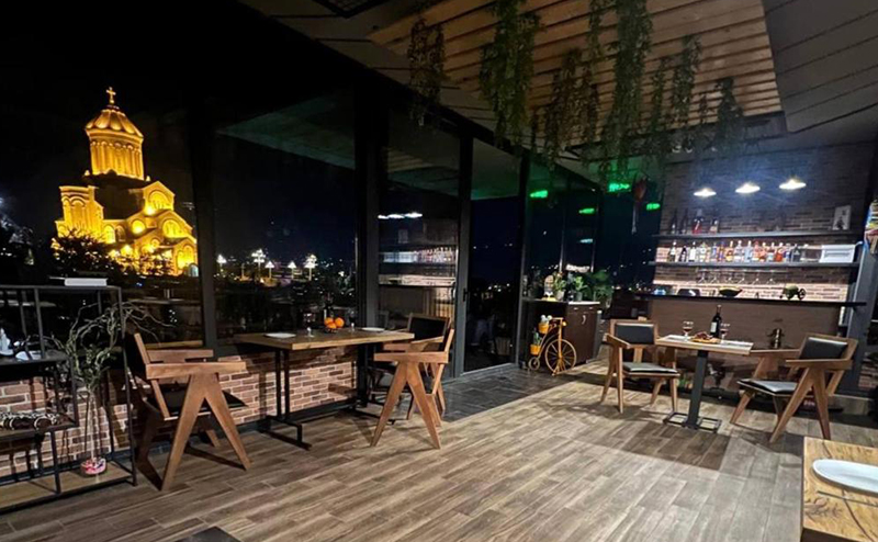 2 სტუმარზე ნომრები საუზმით თბილისის სასტუმროში